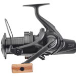 Mulineta crap Daiwa Emblem 45 SCW QD Sd